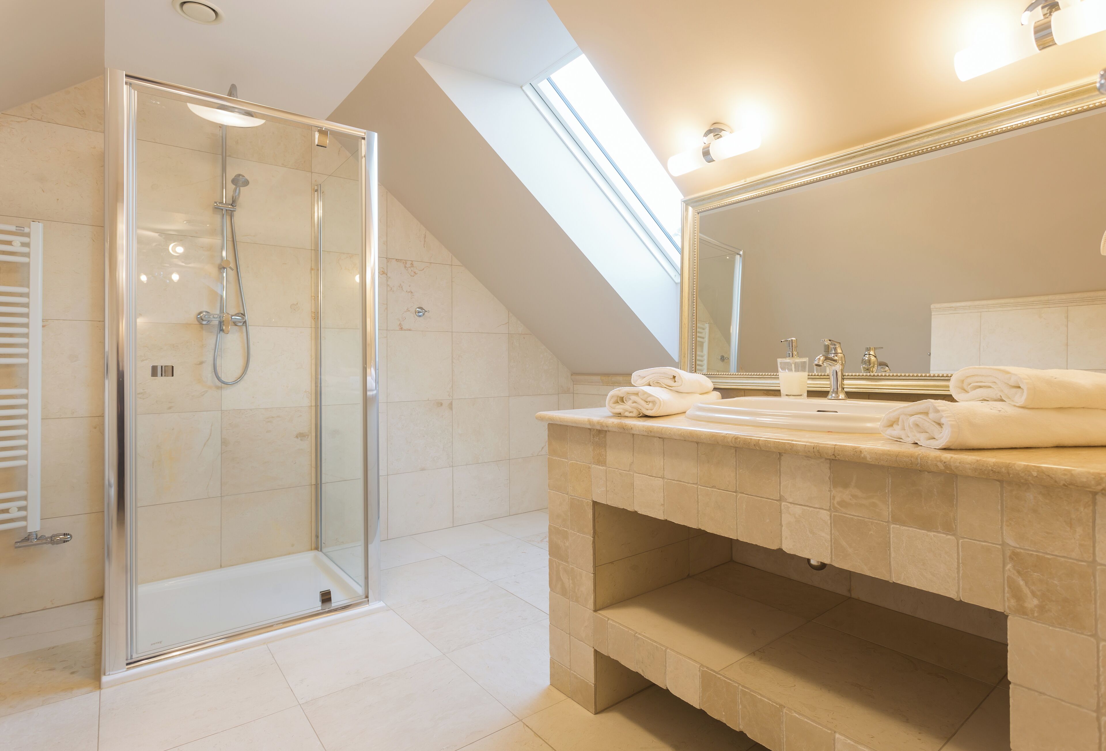 Duplex, 2 Bedrooms (Apartment 1) | Bathroom | Shower, rainfall showerhead, hair dryer, towels