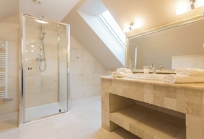 Duplex, 2 Bedrooms (Apartment 1) | Bathroom