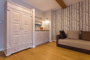 Apartment, 2 Bedrooms (Apartment 4) | Hypo-allergenic bedding, individually decorated, individually furnished