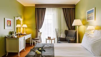 Kahden hengen standard-huone (yksi tai kaksi sänkyä) | Ylelliset vuodevaatteet, minibaari, tallelokero huoneessa, työpöytä