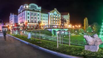 Depan hartanah - siang/malam