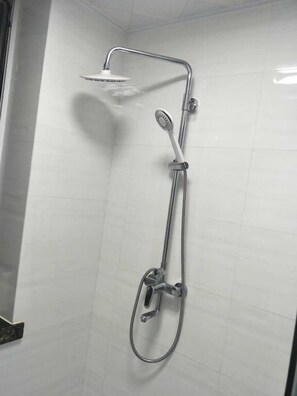 Family Suite | Bathroom | Shower, free toiletries, hair dryer, slippers - Weihai Ocean & Sky Apartment Hotel (Weihai)