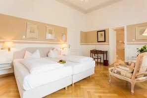 Habitació doble Deluxe | Roba de llit hipoal·lergògena i caixa forta a l'habitació 