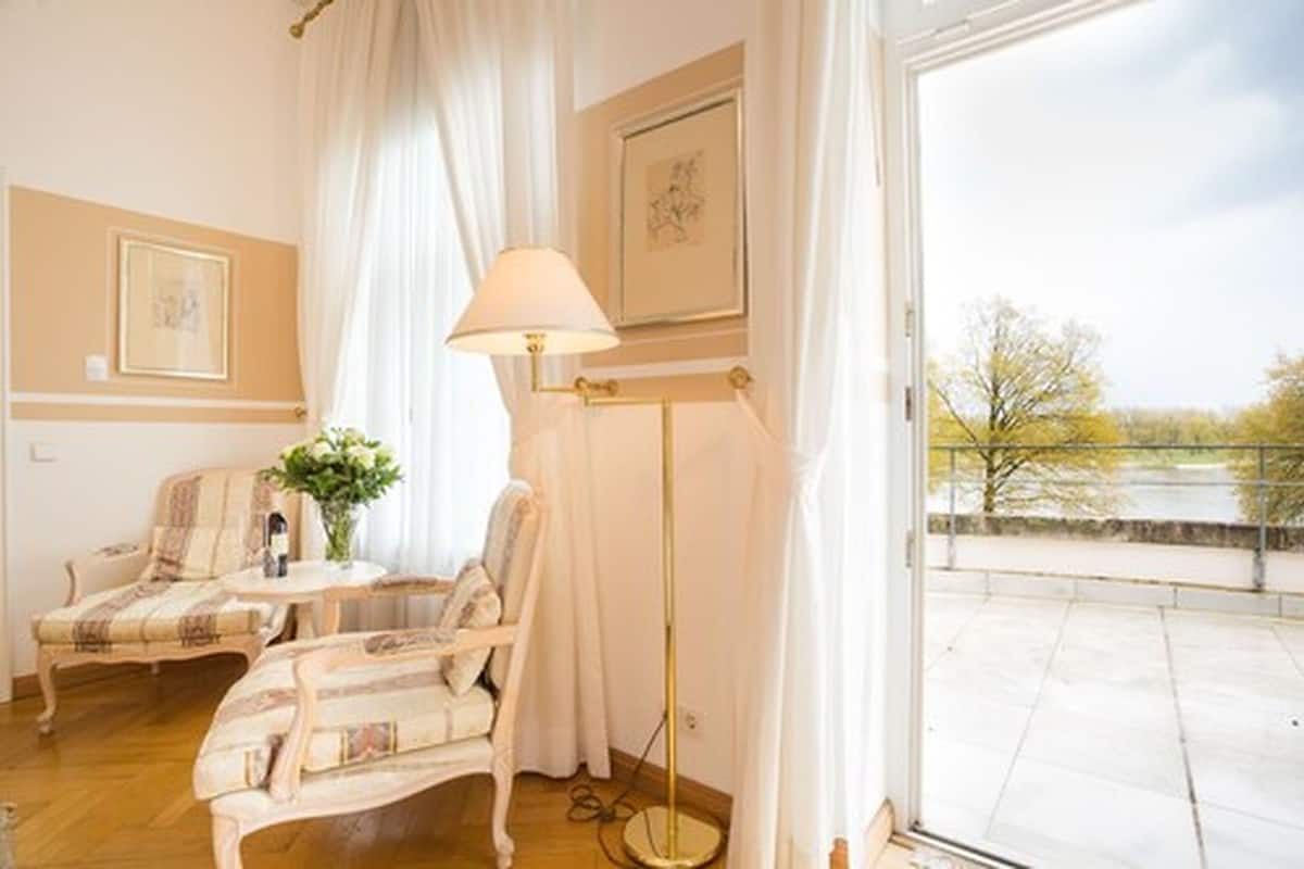 deluxe double room | hypo-allergenic bedding, in-room safe, individually decorated