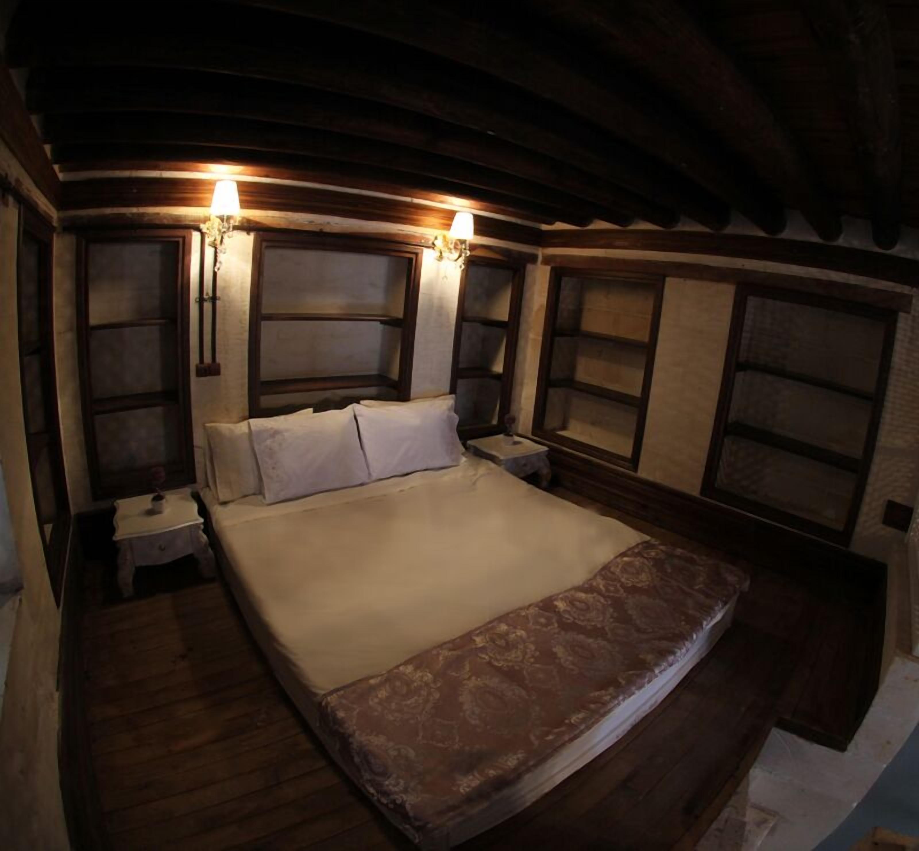 Sviitti (Binbir Gece ) | Minibaari, tallelokero huoneessa, työpöytä, äänieristys