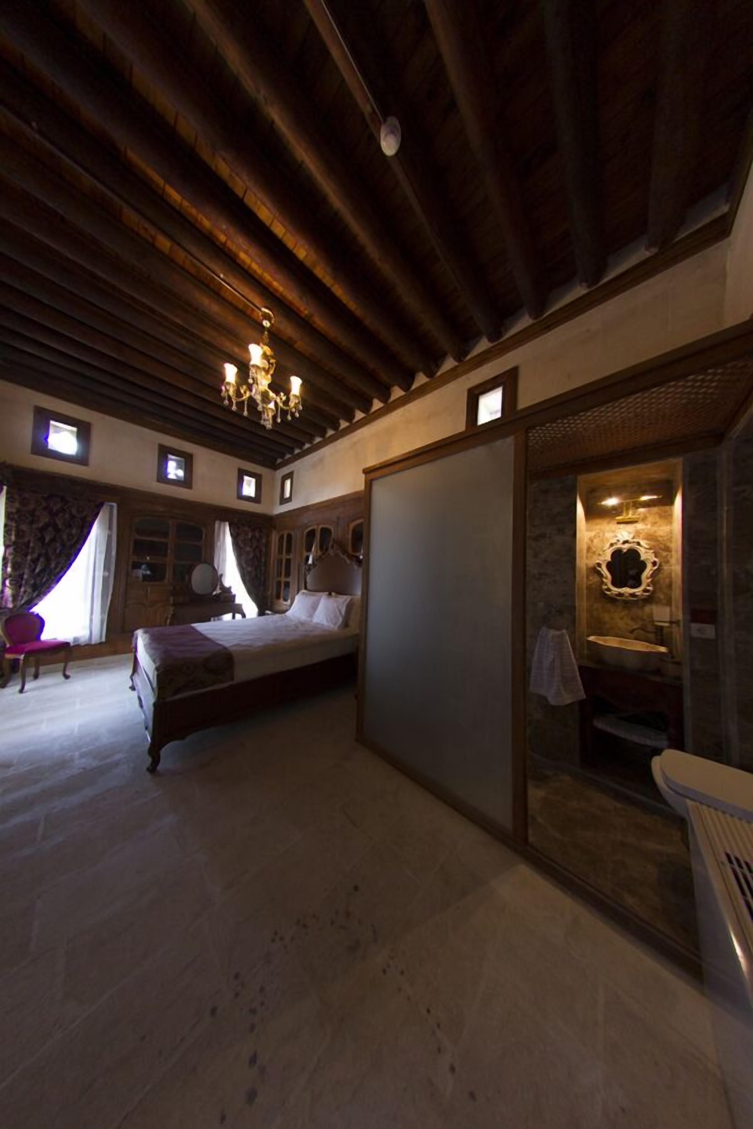 Minibaari, tallelokero huoneessa, työpöytä, äänieristys