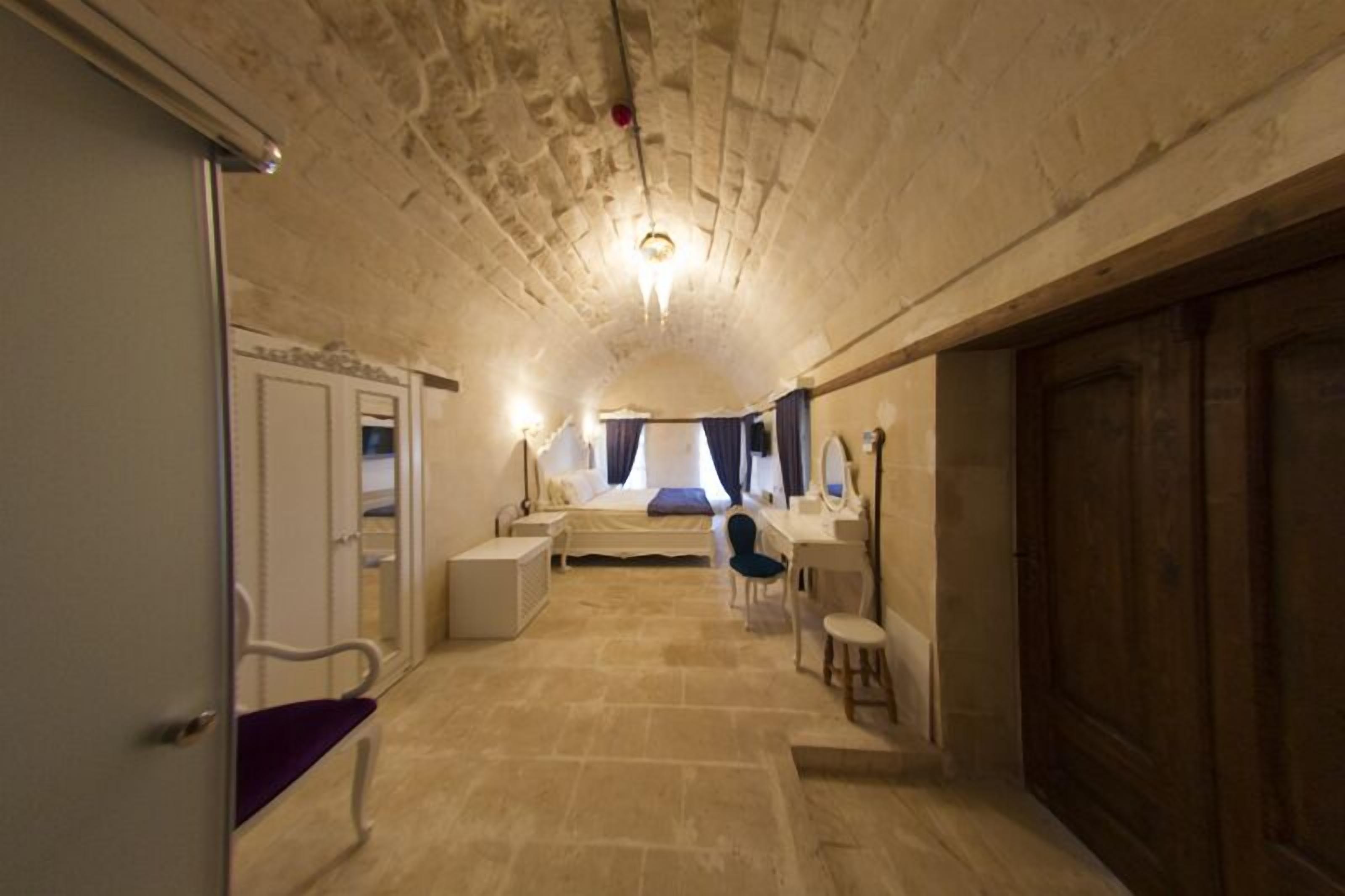 Minibaari, tallelokero huoneessa, työpöytä, äänieristys