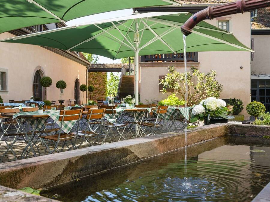 Lunch, dinner served; Regional cuisine, alfresco dining