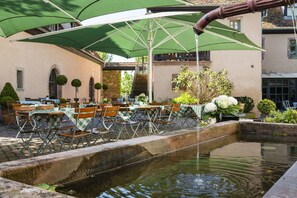 Se sirven almuerzos y cenas, restaurante con mesas al aire libre 