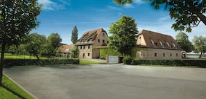 Ein großes, historisches Gebäude mit mehreren Flügeln und einem Innenhof.
