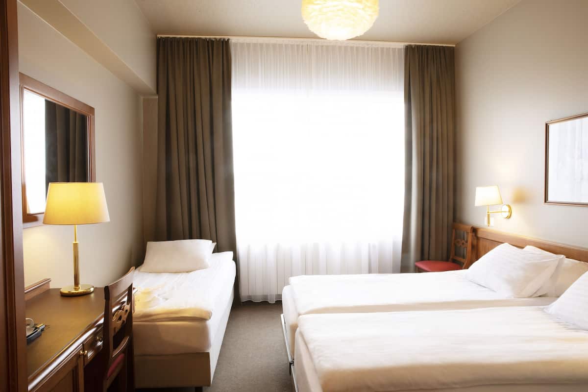 Driepersoonskamer | 1 slaapkamer, een bureau, verduisterende gordijnen