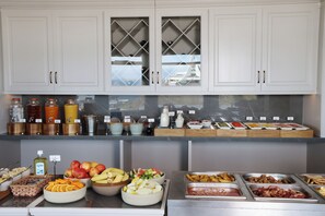 Dagelijks continentaal ontbijt (ISK 3500 per persoon)