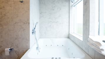 Suite | Bathroom | Free toiletries, hair dryer, towels