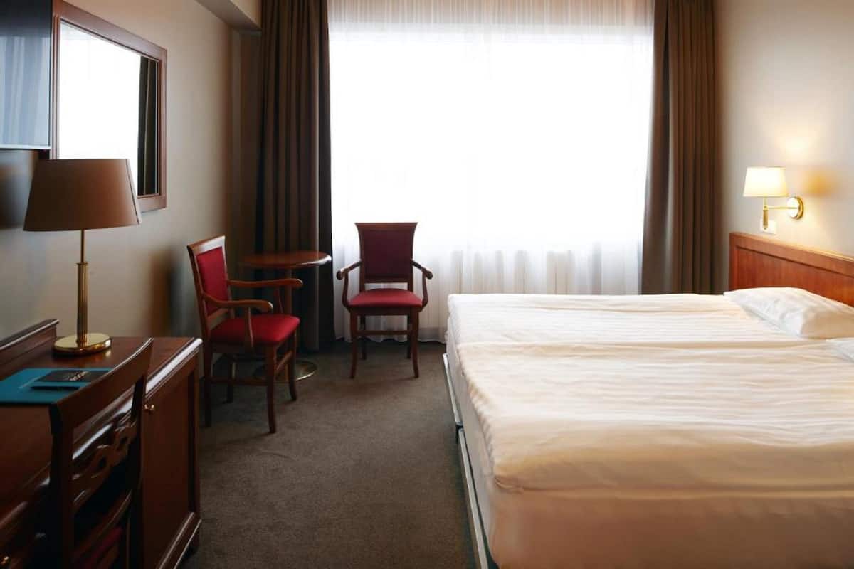 1 slaapkamer, een bureau, verduisterende gordijnen