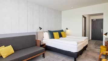 Habitación familiar | Escritorio, cortinas blackout y tabla de planchar con plancha