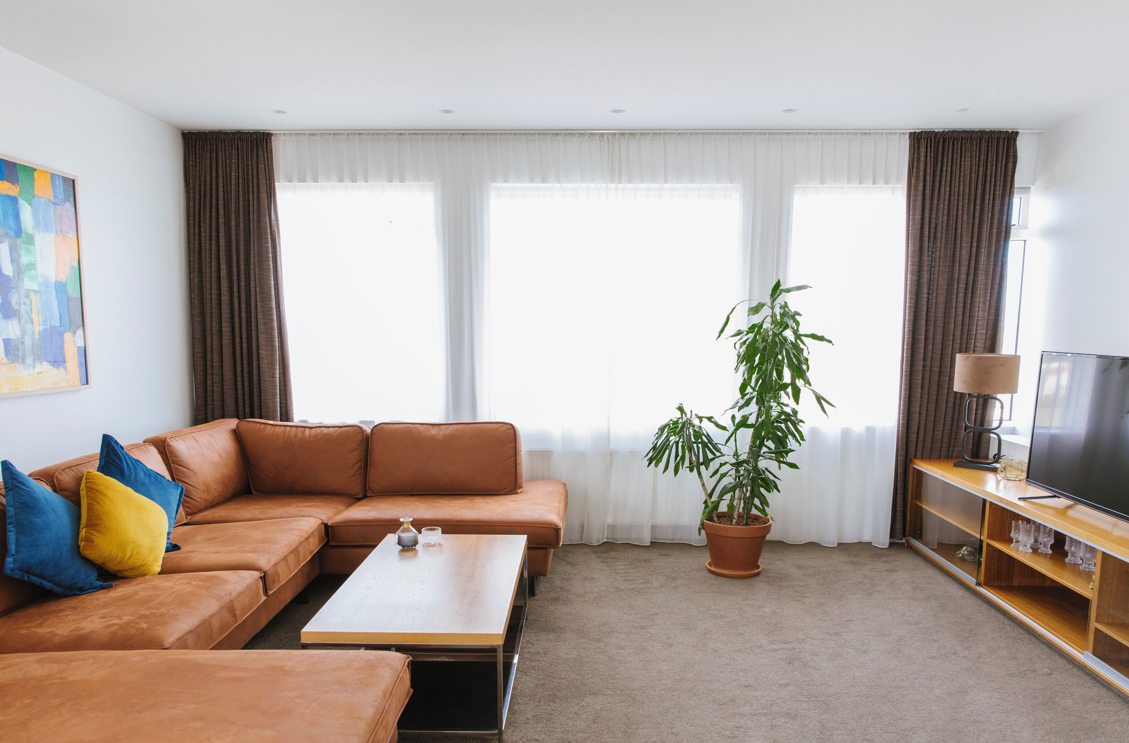 suite | living area | flat-screen tv