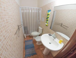 Quadruple Room | Bathroom | Shower, free toiletries, hair dryer, bidet - A Lumìa (Noto)