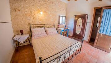 Camera doppia, vista giardino | Una scrivania, Wi-Fi gratuito, lenzuola