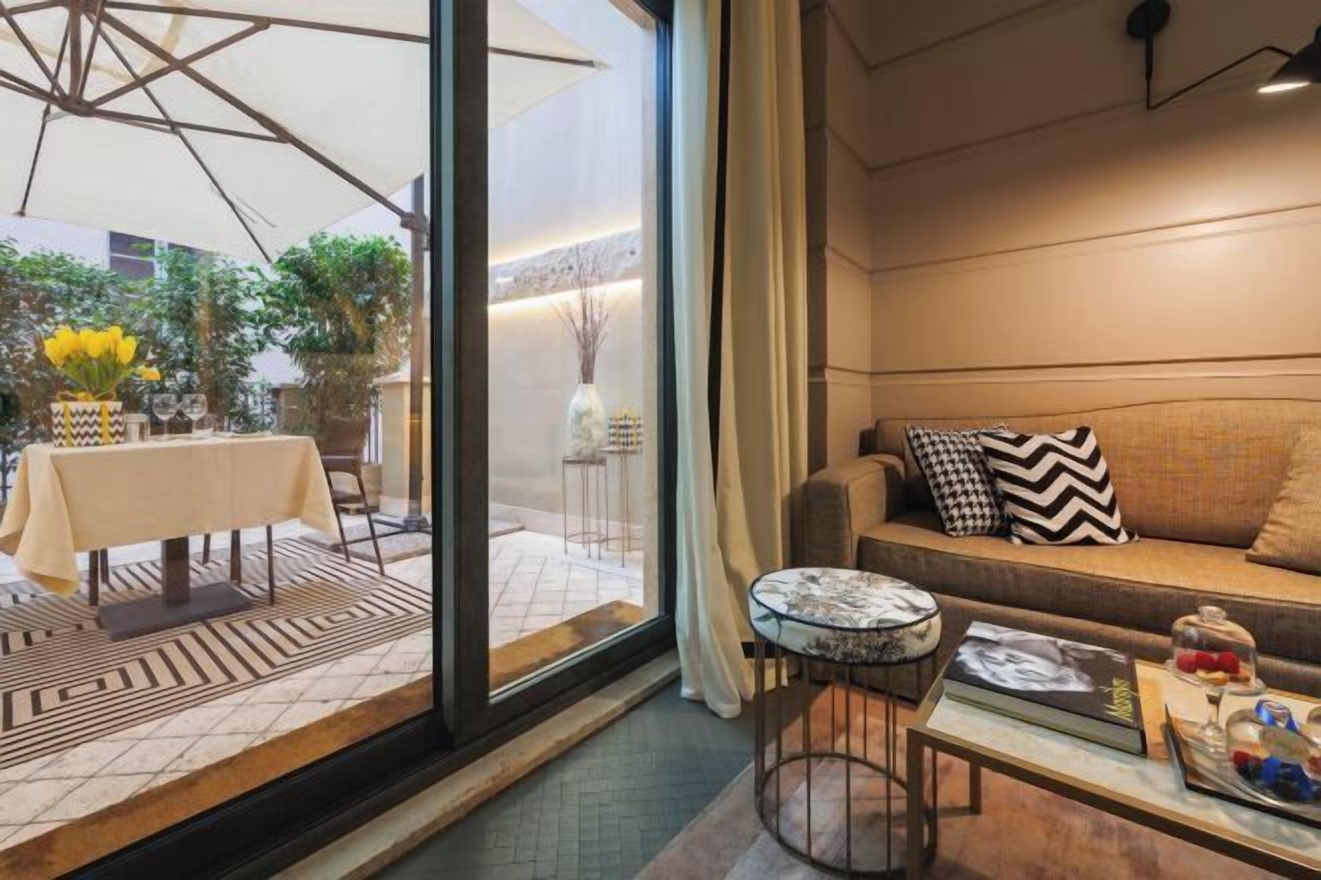 Área de sala de estar | Televisión de pantalla plana de 40 pulgadas con canales digitales 