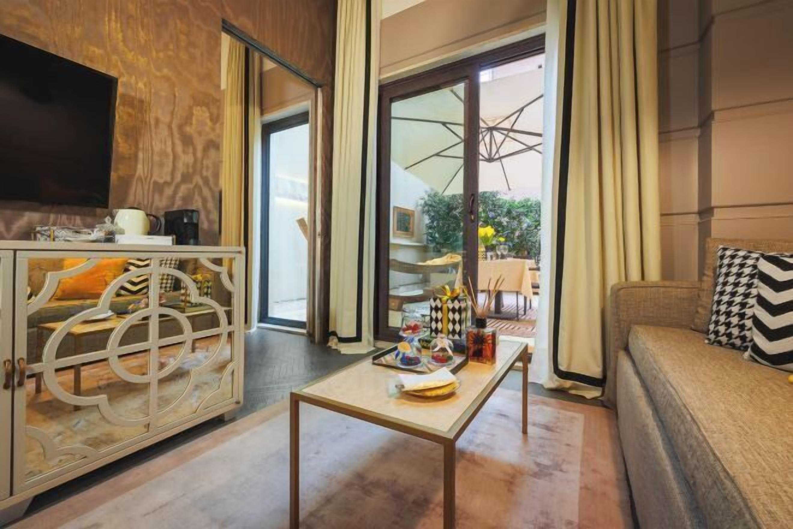 Área de sala de estar | Televisión de pantalla plana de 40 pulgadas con canales digitales 