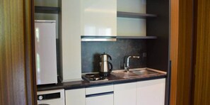 Deluxe Suite, 1 Bedroom | Private kitchenette