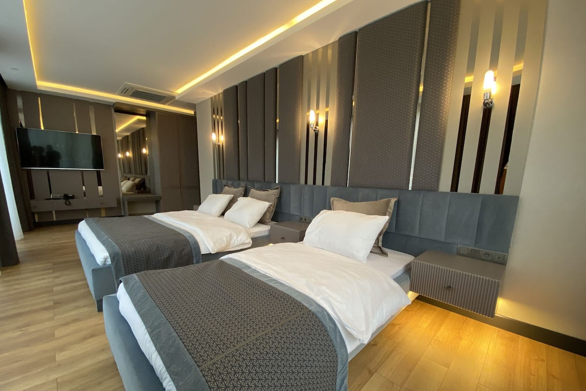 Deluxe Triple Room, 1 Bedroom, Balcony | Blackout drapes, soundproofing, iron/ironing board (on request)