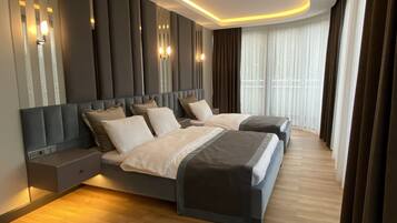 Deluxe-Dreibettzimmer, 1 Schlafzimmer, Balkon | Individuell dekoriert, Verdunkelungsvorhänge, schallisolierte Zimmer