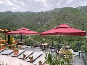 Petit déjeuner, déjeuner et dßner servis sur place, vue sur le jardin