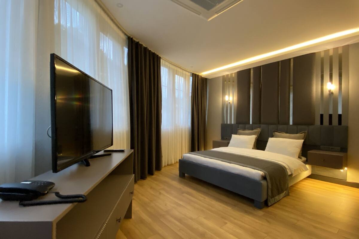 Deluxe Room, 1 Bedroom | Blackout drapes, soundproofing, iron/ironing board (on request)
