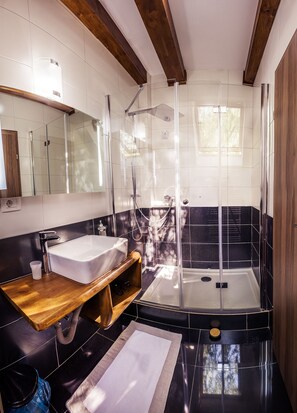 Habitación de lujo doble, 1 cama de matrimonio grande, vistas al jardín | Baño | Ducha, artículos de higiene personal gratuitos y secador de pelo