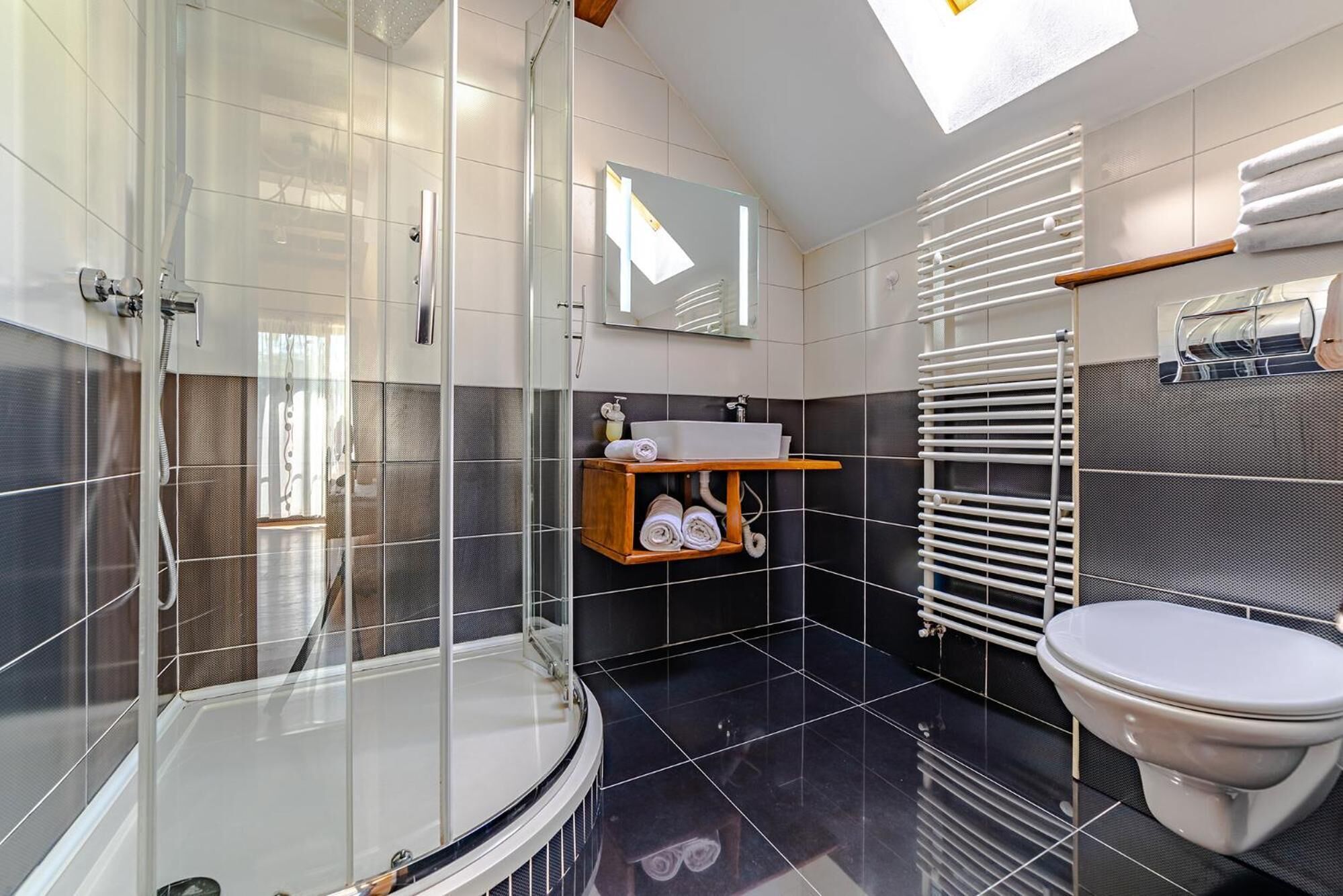 Douche, articles de toilette gratuits, sèche-cheveux