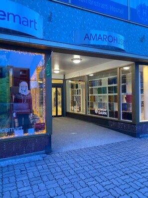Un escaparate con un amplio ventanal que muestra un maniquí con ropa de invierno.