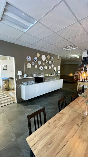 Fridge, microwave, oven, stovetop - Hafnarstræti Hostel (Akureyri)