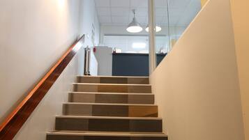 Una escalera con barandillas de madera y diseño moderno.