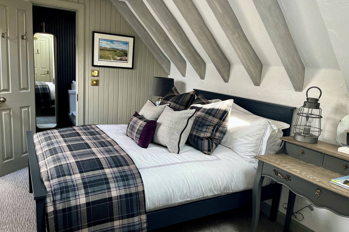 Old Prestwick Room | Desk, laptop workspace, soundproofing, free WiFi