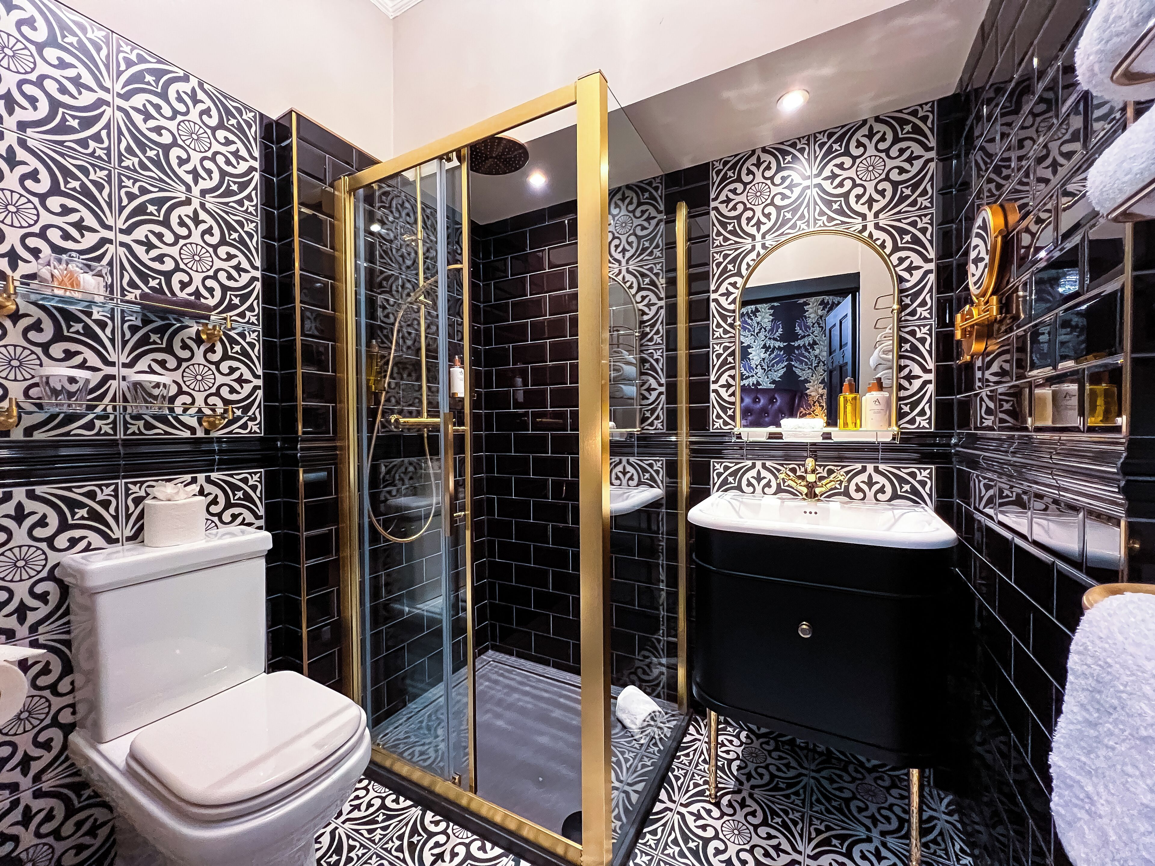 Thistle Room | Bathroom | Free toiletries, hair dryer, bathrobes, slippers