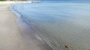 På stranden