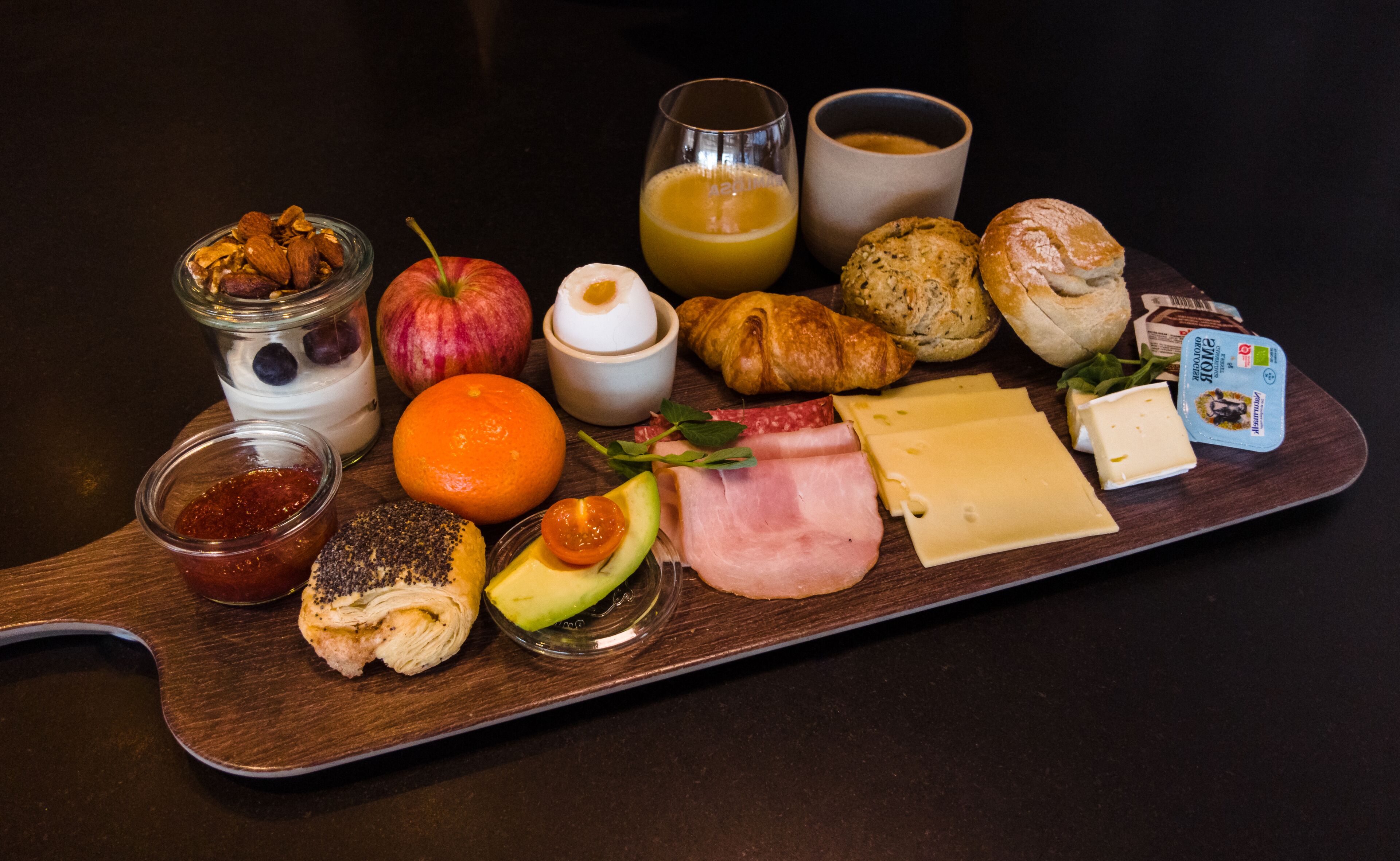 Un plato de desayuno con diversas comidas y bebidas.