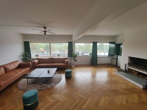 Panorama penthouse | Woonruimte | Een 32-inch flatscreentelevisie met kabelzenders en televisie