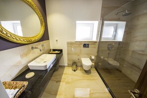 Habitación Deluxe, vistas al mar | Baño | Ducha, artículos de higiene personal gratuitos y secador de pelo