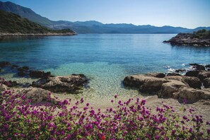 Private beach, sun loungers, beach umbrellas, beach bar - Blanca Beach Hotel (Kas)