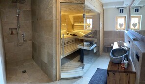 Premium Chalet | Bathroom | Shower, rainfall showerhead, hair dryer, bidet