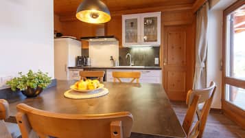 Deluxe-huoneisto, 2 makuuhuonetta, vuoristonäköala (Hochfelln) | Yksityinen keittiö | Jääkaappi, mikroaaltouuni, uuni, liesi