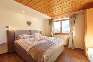 Deluxe Apartment, 2 Bedrooms, Mountain View (Hochfelln) | Premium bedding, in-room safe, individually decorated