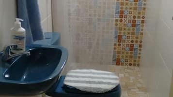 Casa geminada, 2 quartos | Banheiro | Chuveiro, produtos de toalete grátis, toalhas de banho