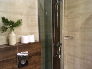 Apartment, Multiple Beds, Non Smoking, Garden View | Bathroom | Shower, free toiletries, hair dryer, towels - Apartament Jaworzyna (Zakopane)