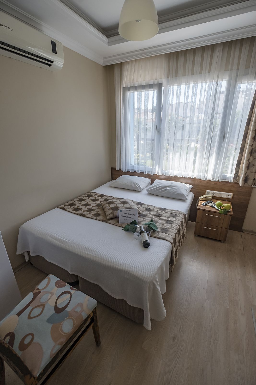 Une chambre à coucher avec un lit, une table de chevet et une chaise.