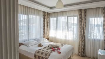 Quarto casal luxo, sacada | Frigobar, quartos à prova de som, ferros/tábuas de passar roupa