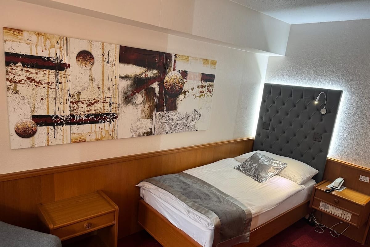 Standaard eenpersoonskamer | Luxe beddengoed, een minibar, een kluis op de kamer