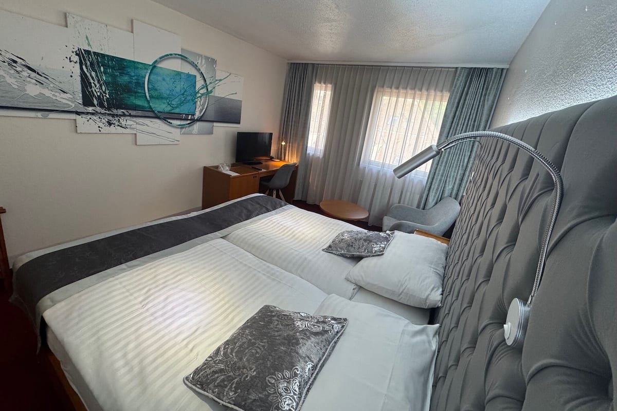 Luxe beddengoed, een minibar, een kluis op de kamer